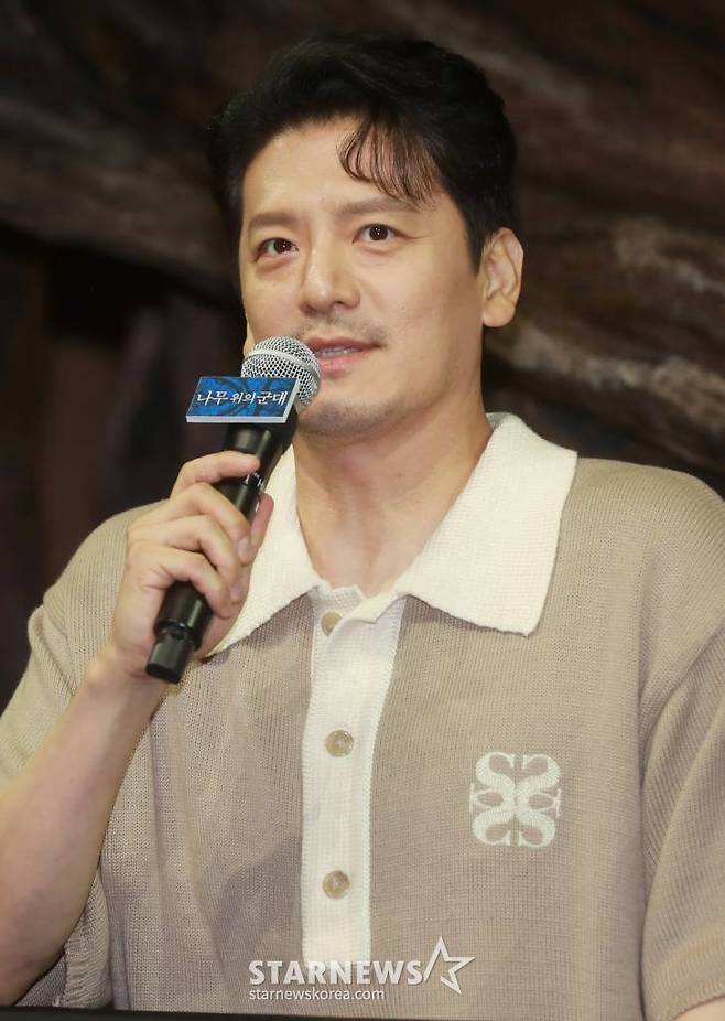 배우 이도엽이 27일 오후 서울 강서구 LG아트센터에서 진행된 연극 '나무 위의 군대' 기자간담회에 참석해 질문에 답하고 있다. '나무 위의 군대'는 1945년 그들의 '대동아전쟁', 제2차 세계대전에 참전한 일본 제국군인의 이야기다. /2023.06.27 /사진=이동훈 기자 photoguy@