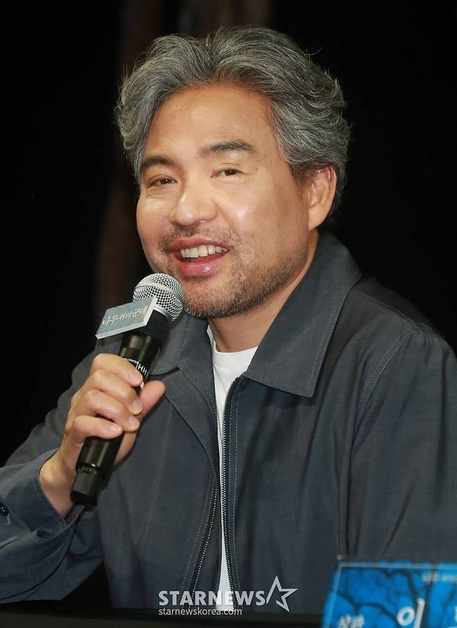 배우 김용준이 27일 오후 서울 강서구 LG아트센터에서 진행된 연극 '나무 위의 군대' 기자간담회에 참석해 질문에 답하고 있다. '나무 위의 군대'는 1945년 그들의 '대동아전쟁', 제2차 세계대전에 참전한 일본 제국군인의 이야기다. /2023.06.27 /사진=이동훈 기자 photoguy@