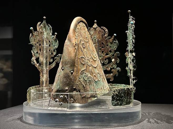 국보 '나주 신촌리 금동관'     (나주=연합뉴스) 김예나 기자 = 지난 4월 방문한 국립나주박물관에서 국보 '나주 신촌리 금동관'이 전시된 모습. 나주 반남면 신촌리 9호 무덤에서 발견된 이 금동관의 주인은 당시 이곳을 지배하던 세력의 최고 지도자일 것으로 추정된다. 2023.6.27
    yes@yna.co.kr