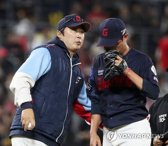 배영수 코치 '박세웅은 여기까지' (광주=연합뉴스) 조남수 기자 = 2일 광주기아챔피언스필드에서 열린 프로야구 롯데 자이언츠와 KIA 타이거즈의 경기에서 롯데 배영수 코치가 5회 2사 1, 2루에서 선발투수 박세웅을 교체하고 있다. 2023.5.2 iso64@yna.co.kr