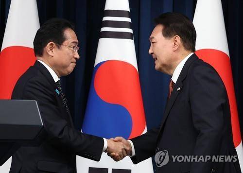 공동 기자회견 후 악수하는 한일 정상 (서울=연합뉴스) 임헌정 기자 = 윤석열 대통령과 한국을 찾은 기시다 후미오 일본 총리가 5월 7일 서울 용산 대통령실 청사에서 공동 기자회견을 마치고 악수하고 있다. 2023.5.7 kane@yna.co.kr