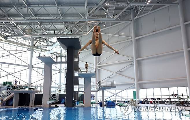 우하람 ‘다시 도전’ (진천=연합뉴스) 윤동진 기자 = 27일 오후 진천선수촌에서 열린 수영 국가대표팀 미디어데이에서 한국 다이빙 간판 우하람이 훈련에 집중하고 있다. 2023.6.27 mon@yna.co.kr