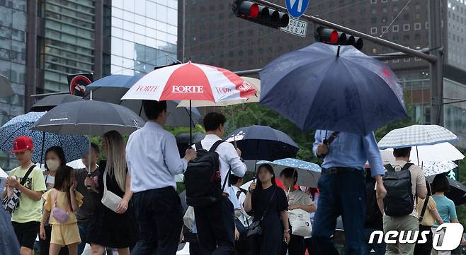 본격적인 여름 장마가 시작된 26일 오전 서울 세종대로사거리에서 우산을 쓴 출근길 시민들이 발걸음을 재촉하고 있다. 2023.6.26/뉴스1 ⓒ News1 이재명 기자