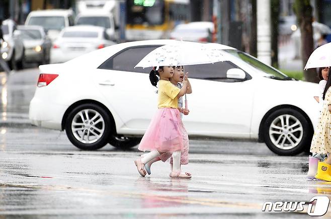 전국적으로 비가 내린 26일 광주 북구청직장어린이집 아이들이 우산을 쓰고 거리를 걷고 있다.(광주 북구 제공) 2023.6.26/뉴스1 ⓒ News1 이수민 기자