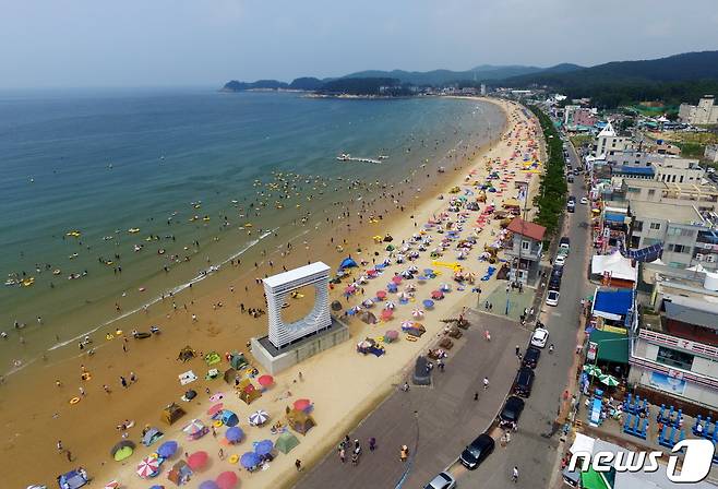 만리포 해수욕장 항공촬영 모습(태안군 제공)/뉴스1