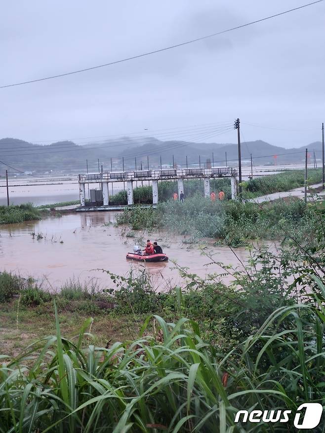 119대원들이 전남 함평에서 폭우로 실종된 60대 여성을 수색하고 있다.(독자제공)2023.6.28./뉴스1