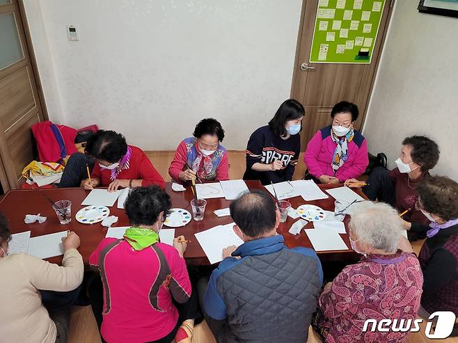 광주 서구 치매안심센터가 상무2동 한 경로당 어르신들을 대상으로 타일 꾸미기 행사를 진행하고 있다.(광주서구 제공) 2020.12.7/뉴스1 ⓒ News1