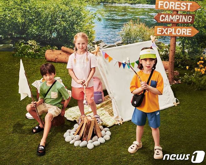 키즈 캠퍼 크루 세트(남아)와 키즈 익스플로러 크루 세트를 착용한 어린이 모델들.