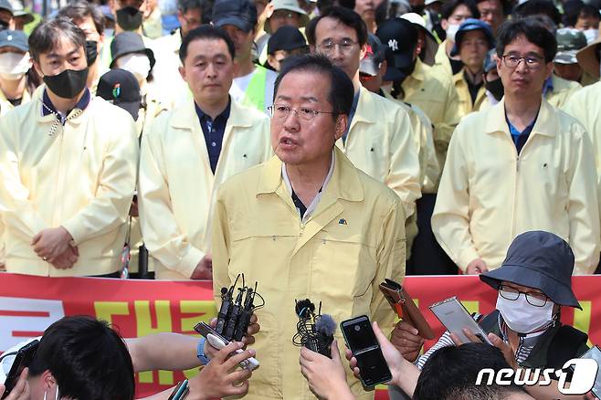 홍준표 대구시장이 17일 오전 대구 중구 중앙로 대중교통전용지구에서 열리는 제15회 대구퀴어문화축제 현장을 찾아 "퀴어축제 불법 도로 점거에 대해 대구경찰청장에게 책임을 묻겠다＂는 뜻을 밝히고 있다. 2023.6.17/뉴스1 ⓒ News1 공정식 기자