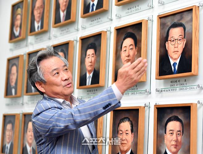 이기흥 대한체육회회장이 방이동 대한체육회 회관에서 진행된 스포츠서울과의 인터뷰에서 전임 대한체육회 회장들에 대해 소개를 하고 있다. 2023.06.26.  강영조기자 kanjo@sportsseoul.com