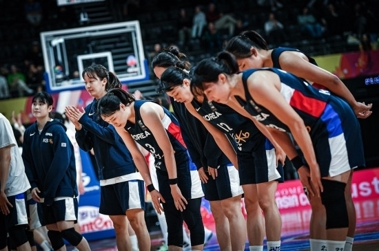 한국 여자농구대표팀이 중국을 상대로 분전했지만 석패한 뒤 아쉽게 인사하고 있다. 사진 | FIBA