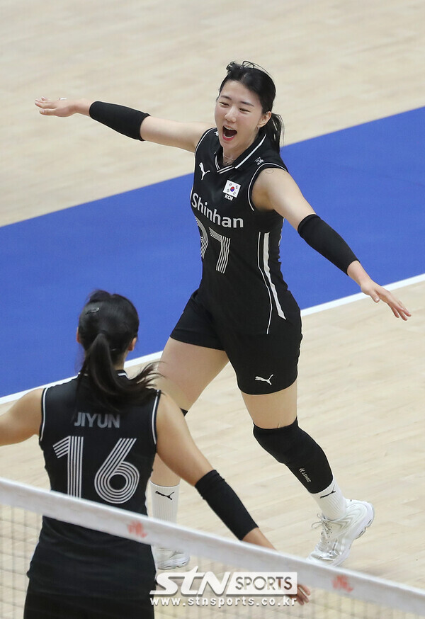 27일 오후 경기 수원시 서수원칠보체육관에서 열린 2023 국제배구연맹(FIVB) 발리볼네이션스리그(VNL) 3주차 여자배구 대한민국 대 불가리아의 경기, 1세트 대한민국 강소휘가 기뻐하고 있다. 사진┃뉴시스