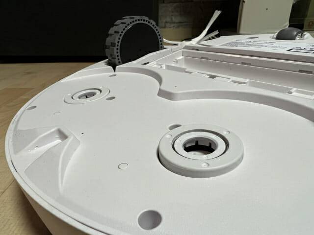 에코백스 '디봇 T20 옴니'는 물걸레 연결부 높이를 부분적으로 조절하며 리프팅 기능을 제공한다. (사진=지디넷코리아)