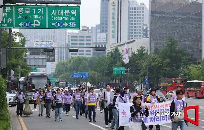 이태원참사 유가족들과 시민들이 14일 이태원참사특별법 처리를 촉구하며 서울 중구 서울시청 앞에서 국회로 행진을 하고 있다. 사진=윤동주 기자 doso7@