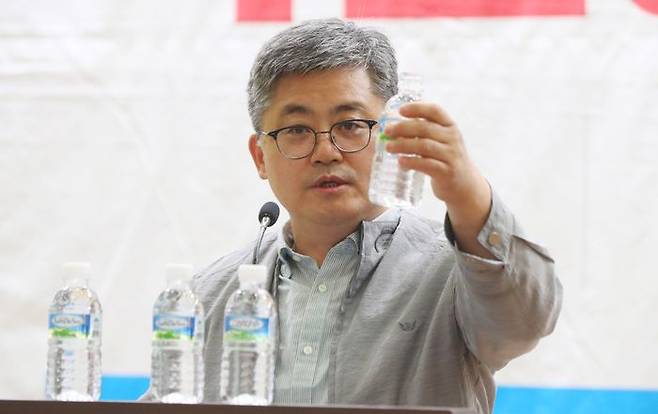함운경 국민동행 전북지부 대표가 28일 오전 서울 여의도 국회에서 열린 국민의힘 공부모임 '국민공감'에서 '후쿠시마 원전 처리수를 둘러싼 과학과 괴담의 싸움-어민과 수산업계의 절규를 듣다'를 주제로 강연하고 있다. ⓒ뉴시스