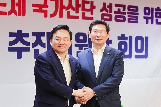 이상일 용인시장과 원희룡 국토교통부 장관이 첨단시스템반도체 국가산업단지 성공적 추진을 위한 기본 협약을 체결한 뒤 악수를 나누고  있다. 용인시  제공