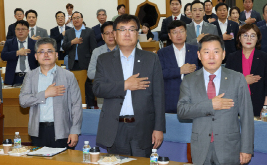 28일 여의도 국회에서 열린 국민의힘 공부모임 '국민공감' 행사에 운동권 출신 함운경씨(맨 왼쪽)가 초청 연사로 참석하고 있다. 현재 전라북도 군산에서 횟집을 운영하는 함씨는 서울대 재학 중이던 1985년 미국문화원 점거사건을 주도한 인물이다. <연합뉴스>