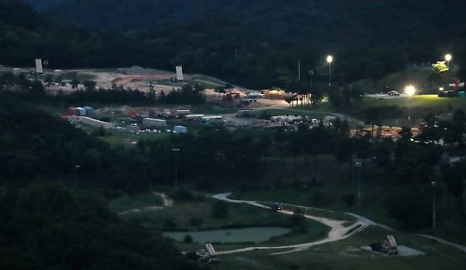 지난 22일 오후 경북 성주군 주한미군 고고도미사일방어체계(THAAD·사드) 기지에 야간 조명이 켜져 있다. 이날 국방부는 사드 기지에 대한 환경영향평가가 마무리됨에 따라 환경부와 필요한 후속 조치를 통해 기지가 정상 운영될 수 있는 막바지 준비를 해나갈 것이라고 밝혔다. 사진=뉴스1