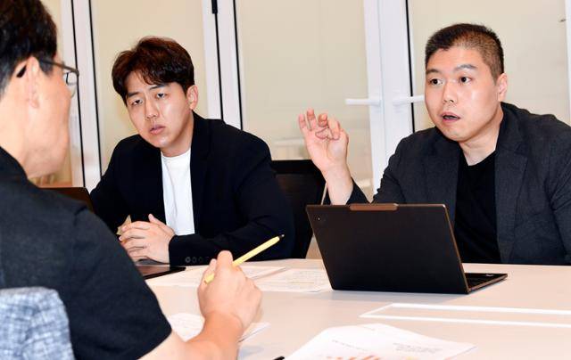 김본환(오른쪽) 로앤컴퍼니 대표와 정재성 부대표가 19일 서울 강남구 로앤컴퍼니 사무실에서 인터뷰 질문에 답하고 있다. 안다은 인턴기자