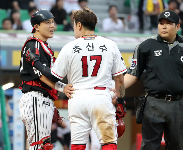 2023 KBO 프로야구 SSG랜더스와 LG트윈스의 경기가 28일 오후 인천SSG랜더스필드에서 열렸다. 1회초 이지강의 공에 맞은 추신수가 이닝을 마치고 포수 박동원에게 다가가 얘기하고 있다. 인천=김민규 기자