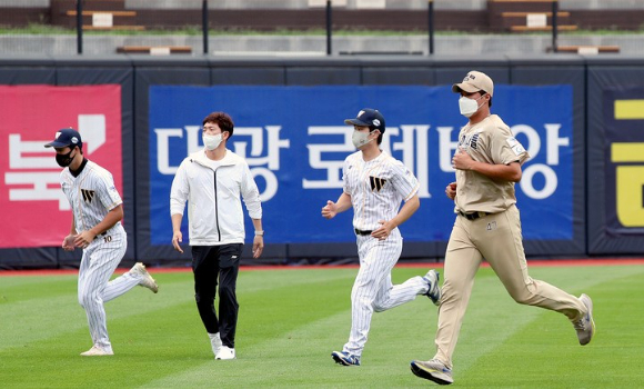 KBO가 해외 아마추어·프로 출신 선수와 고교·대학 중퇴 선수 등을 대상으로 2024 KBO 신인 드래프트 참가 접수를 받는다. 사진은 2021년 8월 30일 수원 케이티위즈파크에서 열린 '2022 KBO 신인 드래프트 트라이아웃' 참석자들이 테스트를 받기 전 그라운드에서 달리기로 몸을 풀고 있다. [사진=뉴시스]