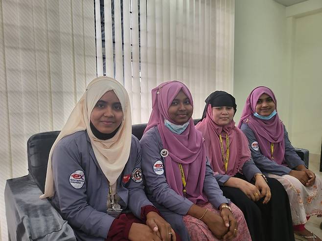 파드마대교에서 근무 중인 여성 수납원들. 강갑생 기자