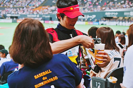 삿포로는 그 유명한 삿포로 맥주의 본산이다. 돔구장에 앉아 시원한 컵맥주를 마시며 야구 경기를 즐겨보자.