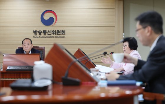 김효재 방송통신위원장 직무대행이 21일 오전 과천 방송통신위원회에서 열린 전체회의를 주재하고 있다. 연합뉴스