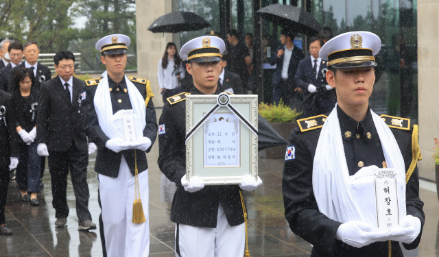 ▲ 28일 오전 제주시 국립제주호국원에서 ‘호국의 형제’ 안장식이 엄수되고 있다. ‘호국의 형제’는 6·25전쟁에 함께 참전해 북한군과 맞서 싸우다 전사한 허창호, 허창식 하사 형제를 지칭한다. 2023.6.28연합뉴스