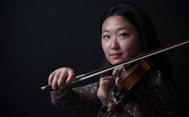 South Korean violinist Park Sueye poses for photos during an interview with The Korea Herald on May 18 in Seoul. (Lee Sang-sub/The Korea Herald)