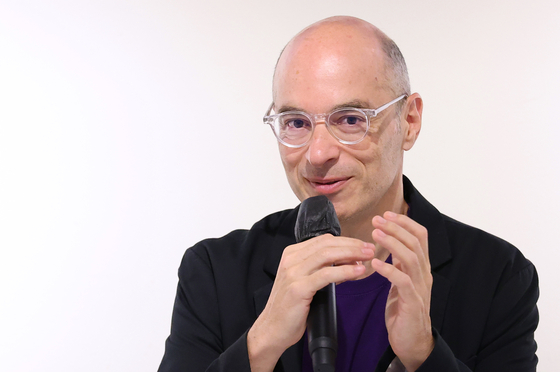 French novelist Bernard Werber speaks to the local press about his writing career and new books in Jung District, central Seoul, on Wednesday. [YONHAP]