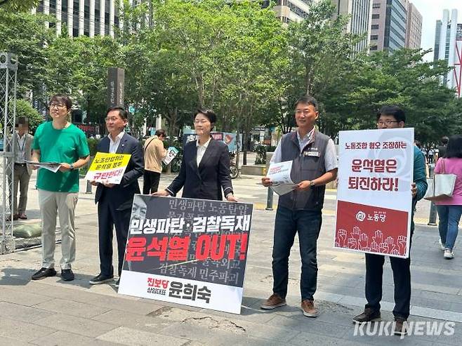 김찬휘 녹생당 대표(사진 왼쪽부터), 배진교 정의당 원내대표, 윤희숙 진보당 상임대표, 양경수 민주노총 위원장, 정상천 노동당 사무총장이 28일 오전 서울 영등포구 여의도역 5번 출구에서 대시민 공동캠페인을 열었다.   사진=유채리 기자