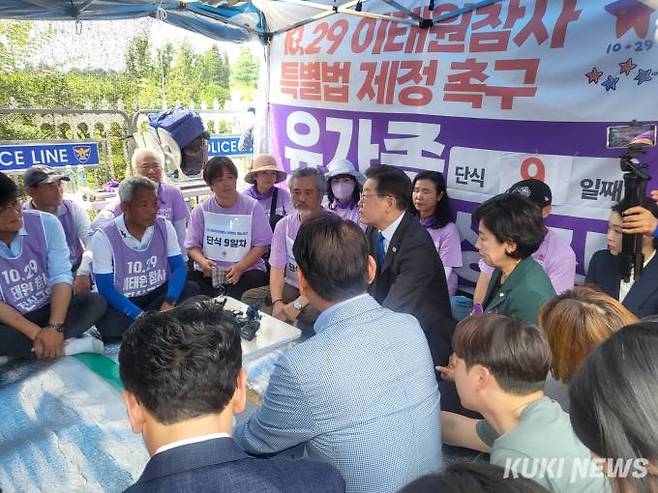 이재명 더불어민주당 대표가 28일 오후 서울 여의도 국회 앞에서 특별법 제정을 촉구하며 단식중인 이태원참사 유가족 천막을 방문하고 있다.   사진=이승은 기자