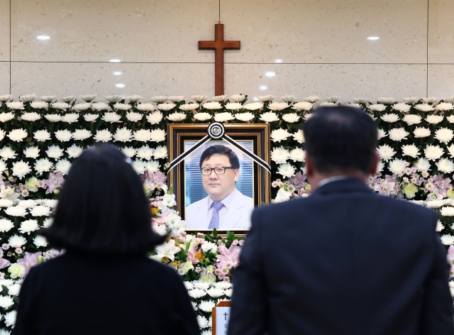 지난 19일 송파구 서울아산병원 장례식장에 마련된 고 주석중 심장혈관흉부외과 교수 빈소에서 조문객들이 조문을 하고 있다. 연합뉴스