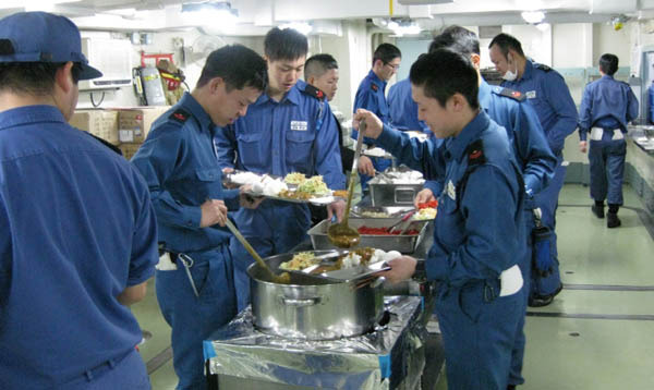 일본 해상자위대에는 아직도 매주 금요일 점심에 카레라이스가 배식된다.