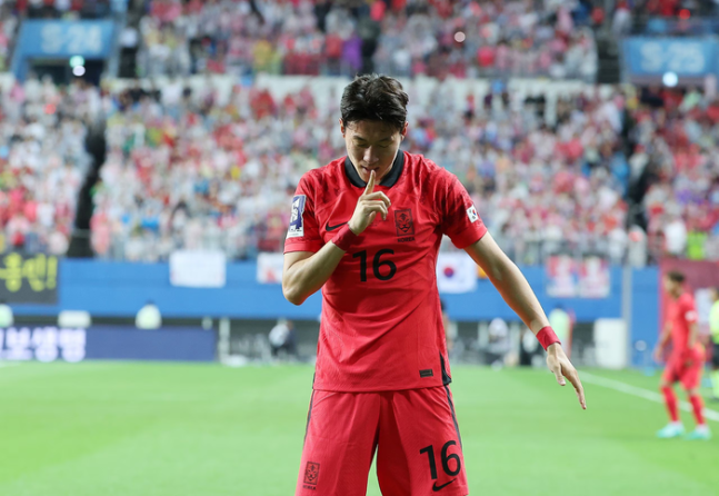 황의조가 지난 20일 대전월드컵경기장에서 열린 축구 국가대표팀 평가전 한국과 엘살바도르의 경기에서 선제골을 넣은 뒤 세리머니를 하고 있다. [사진출처 = 연합뉴스]