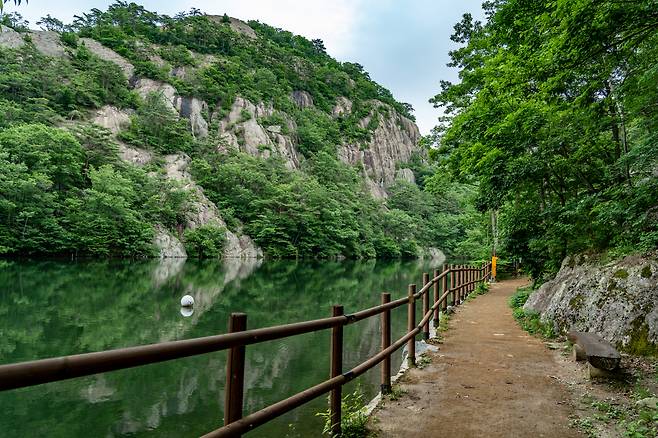 봉래구곡 물에 반영된 산과 천변 산책길 [촬영=박산하 작가]