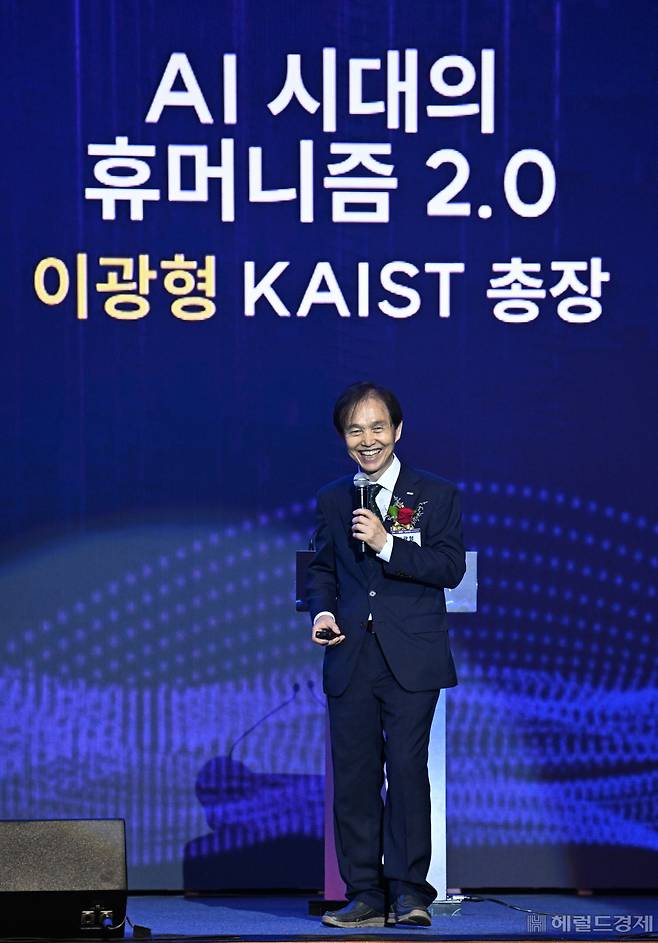 이광형 KAIST 총장이 지난 27일 대전 카이스트(KAIST) 류근철 스포츠컴플렉스에서 열린 ‘이노베이트 코리아 2023’에서 ‘AI 시대 휴머니즘과 우리의 전략’이라는 주제로 강연하고 있다. 대전=임세준 기자