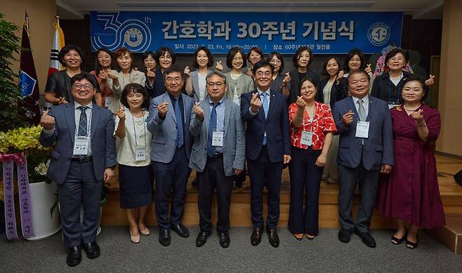 [인천=뉴시스] 인하대학교 간호학과 설립 30주년 기념행사에 참석한 내·외빈이 기념사진을 촬영하고 있다. (사진=인하대 제공) *재판매 및 DB 금지