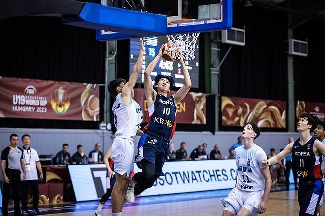 [서울=뉴시스] 한국 19세 이하(U-19) 남자 농구 대표팀이 2023 국제농구연맹(FIBA) 월드컵에서 조별리그 3연패로 D조 4위에 머물렀다. (사진 = FIBA 제공) *재판매 및 DB 금지