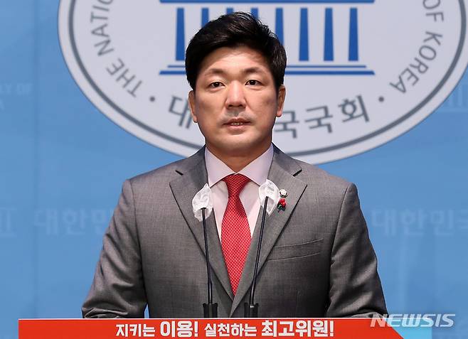 [서울=뉴시스] 이영환 기자 = 이용 국민의힘 의원이 지난 2월2일 오전 서울 여의도 국회 소통관에서 기자회견을 하고 있다. 2023.02.02. 20hwan@newsis.com