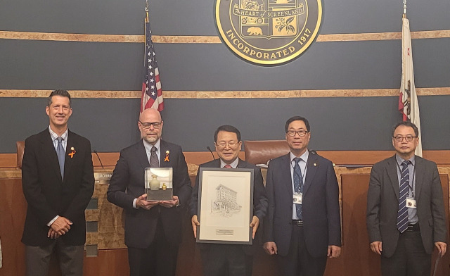 ▲미국을 방문 중인 정헌율 전북 익산시장이 컬버시를 방문해 자매결연 40주년을 맞아 두 도시간 우호 강화를 약속한 뒤 기념촬영을 하고 있다. ⓒ익산시