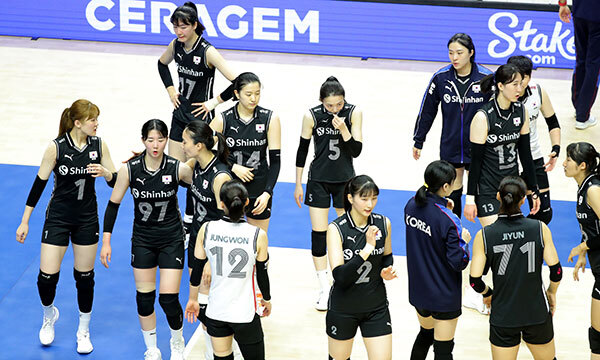 27일 오후 경기 수원시 서수원칠보체육관에서 열린 2023 국제배구연맹(FIVB) 발리볼네이션스리그(VNL) 3주차 여자배구 대한민국 대 불가리아의 경기에서 세트스코어 3대1로 패배한 대한민국 선수들이 침울해 하고 있다. 뉴시스