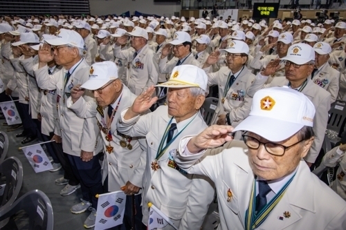 25일 오전 서울 중구 장충체육관에서 열린 6.25 73주년 행사에 참석한 참전 용사들이 국가보훈부에서 올해부터 지급한 ‘영웅의 제복’을 입고 국기에 경례하고 있다. 2023.6.25 연합뉴스