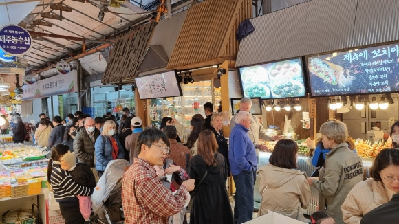 지난 3월 24일 제주를 찾은 네덜란드 선적 엠에스 웨스테르담은 8만 2000톤급 럭셔리 크루즈선으로 미국, 호주를 비롯한 북미 유럽권 승객 2600여 명을 태우고 제주항에 입항해 9시간가량 제주에 머물렀다. 사진은 동문시장을 둘러보는 관광객들의 모습.  제주도 제공