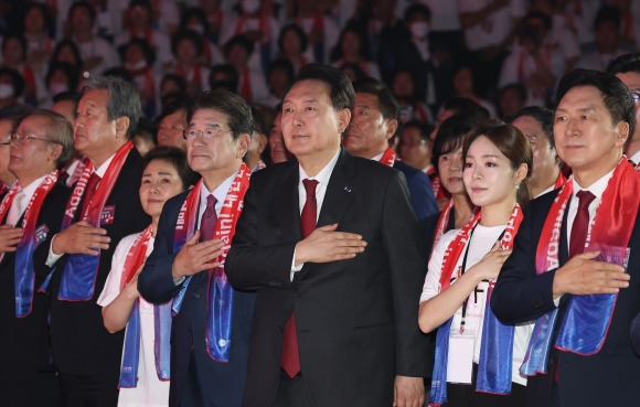 윤석열 대통령이 28일 서울 중구 장충체육관에서 열린 한국자유총연맹 창립 제69주년 기념식에서 국기에 경례하고 있다. 2023.6.28. 연합뉴스