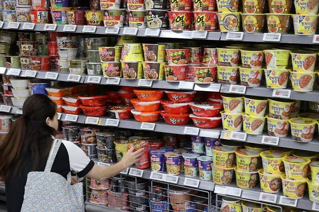 라면 업계 1위인 농심이 대표 상품인 신라면의 출고가를 4.5% 인하하기로 결정하면서, 라면값 인하 행렬이 다른 업체로 확산될 전망이다. 사진은 서울 시내 대형마트의 라면판매대 모습 ⓒ 연합뉴스