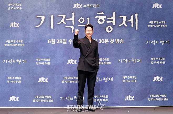 배우 정우가 28일 오후 온라인으로 진행된 JTBC 수목드라마 '기적의 형제' 제작발표회에 참석해 포즈를 취하고 있다.   '기적의 형제'는 윤동주가 되고 싶지만 현실은 빚뿐인 작가 지망생 육동주(정우 분)와 특별한 능력을 가진 정체불명의 소년 강산(배현성 분)이 시간의 경계를 넘어선 진실 찾기를 통해 기적을 만들어 가는 과정을 그린 휴먼 미스터리 드라마다. /  사진제공 = JTBC /사진=김창현 기자 chmt@