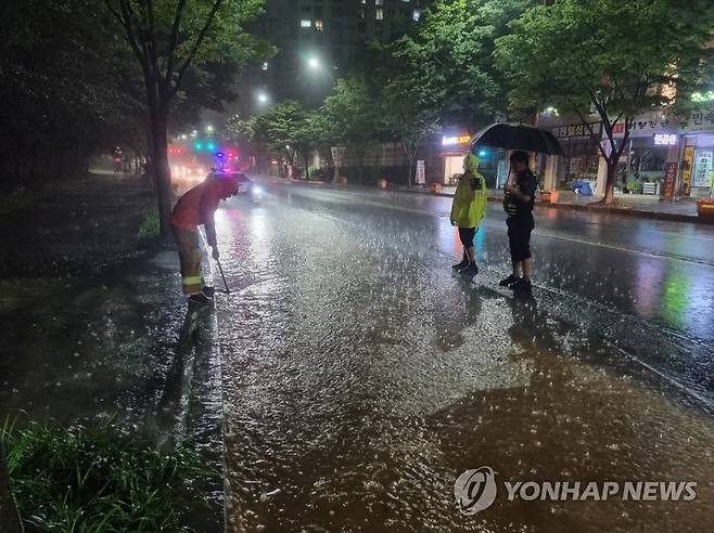 호우경보 발효된 광주 (광주=연합뉴스) 호우경보가 발효된 27일 오후 광주 서구 금호2동 주민센터 앞 교차로에서 소방당국이 배수 작업을 하고 있다. 2023.6.28 [광주 서부소방 제공. 재판매 및 DB 금지] daum@yna.co.kr