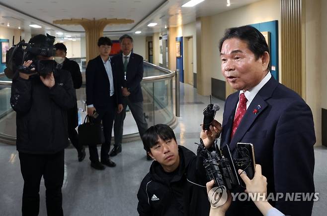 압수수색 관련 입장 밝히는 신경호 강원교육감 [연합뉴스 자료사진]